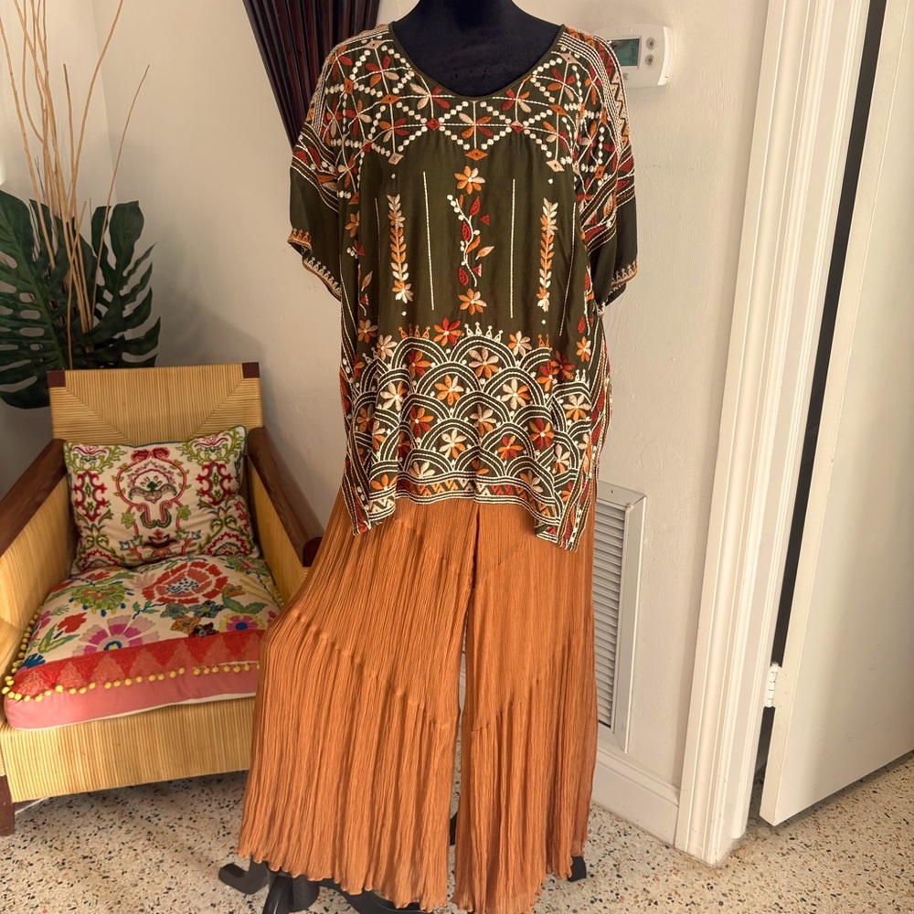 JOHNNY WAS Top Olive Green Embroidered Top! Short Sleeve Unstructured Top! Med - Picture 2 of 10